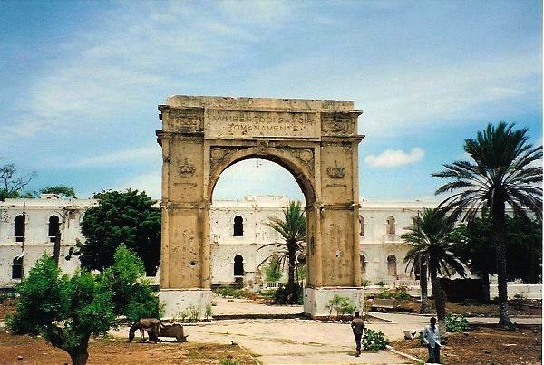 L'arco di trionfo di Mogadiscio costruito per la visita del Principe Umberto