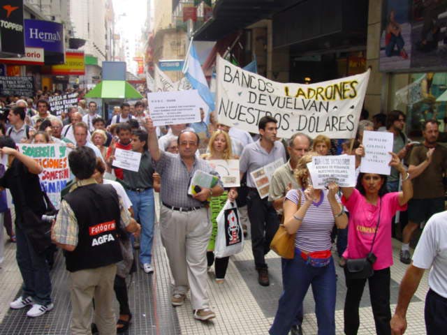 Marcia contro le banche in Argentina CC BY-SA 3.0