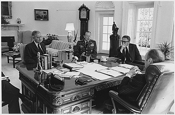 Graham Martin in una foto del 1975 nella stanza ovale con Gerald Ford, Brent Scowcroft, Frederick Weyand e Henry Kissinger