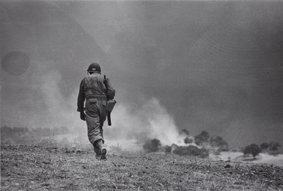 Brecht: Robert Capa - Magnum - Omaha Beach